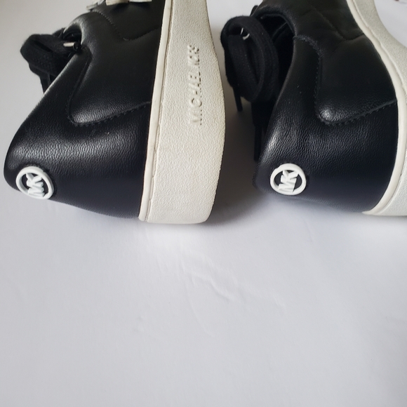 Michael Kors Sneakers with White Flowers sz 8.5 - Picture 4 of 7